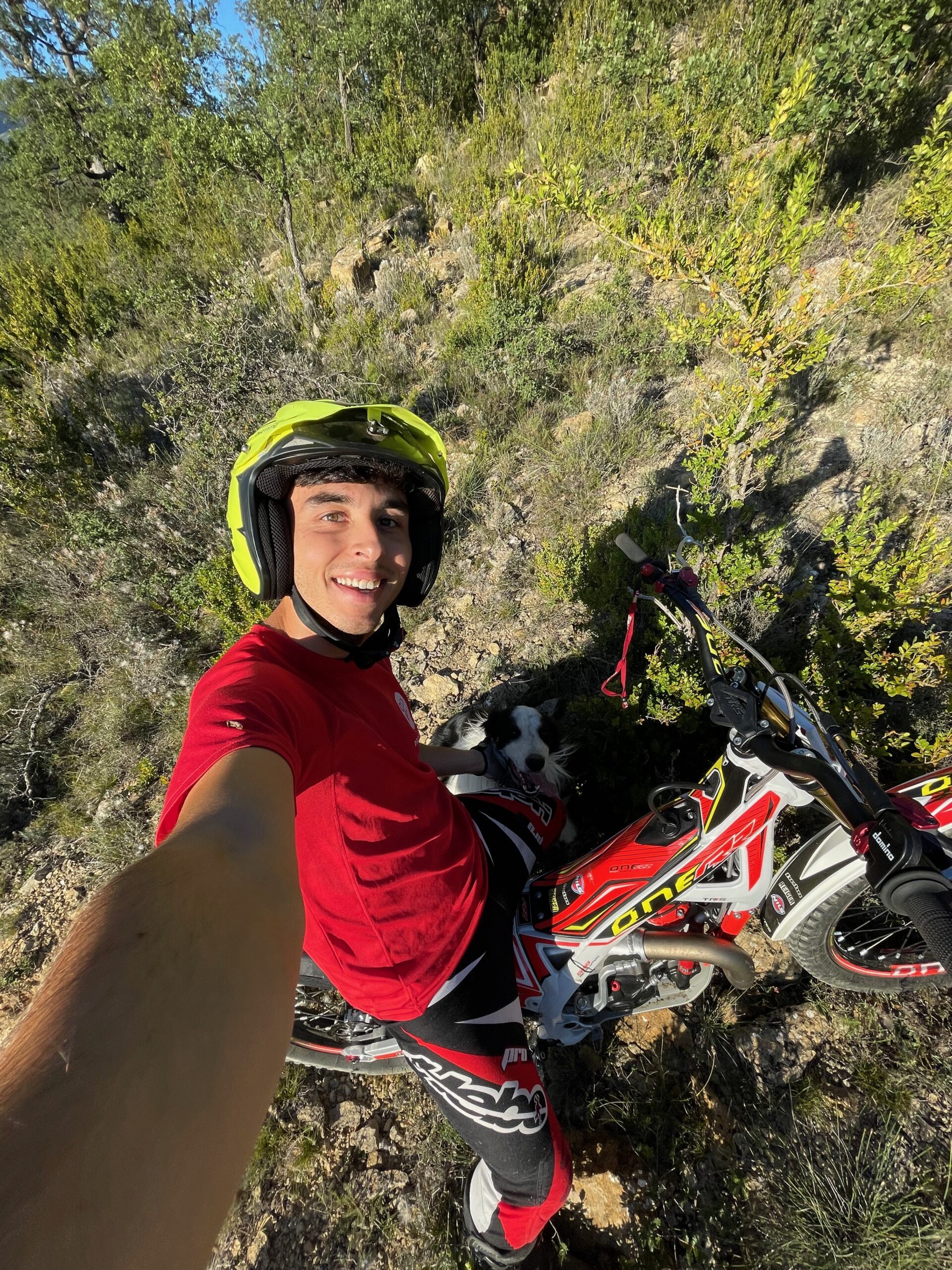 Oriol Delfau fent trial a la muntanya